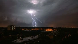 МЧС предупредило москвичей о ливне, грозе и порывистом ветре в воскресенье