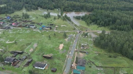 Поток воды в поселке Киолим унес на полкилометра дом с женщиной и детьми