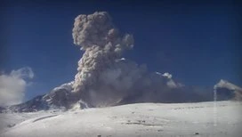 На Камчатке вулкан Безымянный выбросил пепел на высоту 12 км над уровнем моря