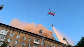 К тушению пожара в многоквартирном доме в Москве привлекли вертолет