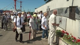 В Калининграде в честь Дня рыбака у памятника Пионерам океанического лова прошла торжественная встреча