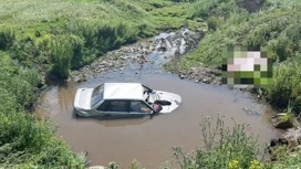 Пожилой водитель и его пассажир погибли в овраге с водой в Башкирии