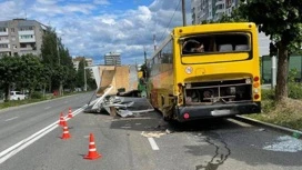 В Ижевске водитель "УАЗа" врезался в автобус