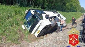 Пьяный водитель опрокинул автобус с людьми на федеральной трассе "Сибирь"