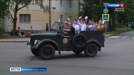 В Великом Новгороде в честь 88-летия со дня образования службы ГАИ-ГИБДД на улицы выдвинулся "Патруль времени"