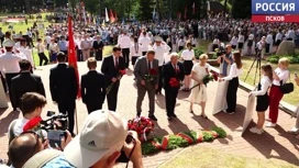 В память о совместной борьбе партизан против фашистов 65 лет назад был открыт мемориальный комплекс "Курган Дружбы"