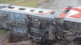 На месте схода вагонов в Коми найдены двое погибших