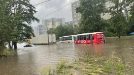 Заглохшие автомобили и пешеходы босиком: последствия ливня в Челябинске