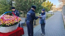 En Anapa, la policía felicita a las mujeres por las próximas vacaciones