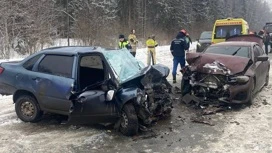 Incidente frontale sulla strada in Udmurtia ottenuto sul video, ci sono vittime