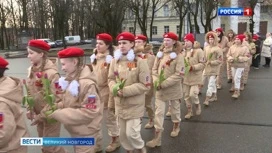 В преддверии праздника 8 Марта в Великом Новгороде прошел юнармейский "Километр красоты"