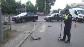 В Екатеринбурге на перекрестке улиц Куйбышева и Бажова автомобиль врезался в группу пешеходов