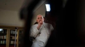 Pope shows signs of kidney failure