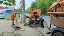 На проспекте Текстильщиков в Иванове чистят ливневую канализацию