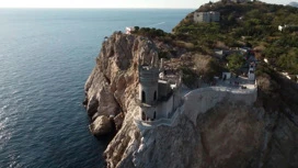 In Yalta sucht ein Mann, der eine Katze von einer Klippe auf die Burg "Swallow's Nest" geworfen hat