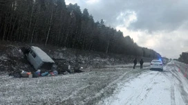 Водитель погиб  и трое ранены на трассе в Тюменской области