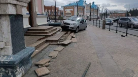 Пьяная женщина на иномарке въехала в ограждение на площади Ленина в Томске