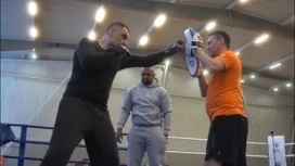 Boxen Legenden Roy Jones und Oleg Saitov hielten eine Schulung für den Leiter Mari El Yuri Zaitsev