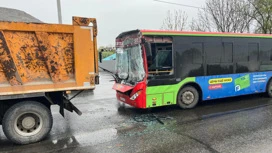 Пассажирский автобус столкнулся с грузовиком в Хабаровске, есть пострадавшие