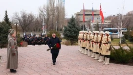 В Волгограде губернатор Андрей Бочаров почтил память защитников Отечества