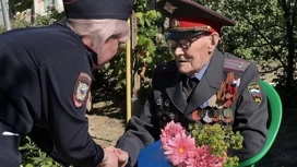 Волгоградские полицейские поздравили накануне Дня Победы 101-летнего Николая Небыкова