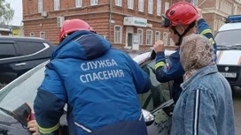 Двух заблокированных в автомобиле детей вызволили в Воткинске