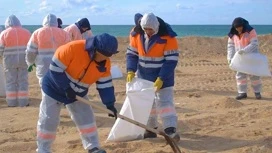 在Anapa海滩,大多数地区没有新的燃油排放