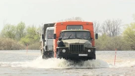 Жителей из тюменского села доставляют до Заводоуковска на высокопроходимой технике