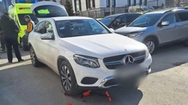 В Новосибирске Mercedes сбил трехлетнюю девочку на самокате во дворе дома