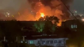 Три вертолета тушат пожар в промзоне на востоке Москвы