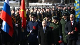 Vladimir Poutine dépose une couronne au tombeau du soldat inconnu