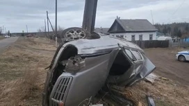 Подросток врезался в столб и перевернулся на чужой машине