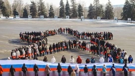 Tricolor ruso desplegado el 23 de febrero en la plaza de la Catedral en Lipetsk