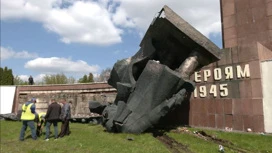 В Ровно демонтировали памятник советским солдатам