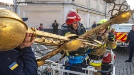 Auf der Kuppel des Tempels der Kiew-Pechersk Lavra fiel Kreuz