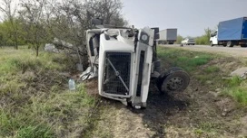 На трассе под Волгоградом водитель выехал на встречку и врезался в грузовик