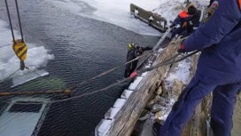 Auf Iturup Sakhalin Region, wenn ein Auto von einer Brücke in einen Strom fällt, eine Person starb