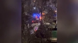 In Yaroslavl ein großes Feuer in einem Apartmenthaus löschen