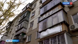 Sous-sols inondés d'égout dans deux maisons à Mud près de Lipetsk