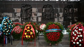 Los ramos robados del cementerio de Piskarev fueron establecidos por la delegación de Myanmar el 6 de marzo