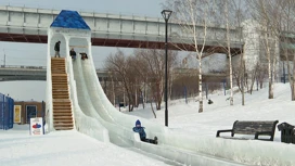 In Novosibirsk geschlossen die meisten Eisbahnen und Eisstadt auf dem Ufer