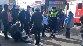 Es gab ein Video von einem Auto, das Menschen an einer Haltestelle in Kazan schlug