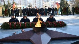 At the memorial in the Zavozalny district of Sochi on the Day of the Defender of the fatherland laid rose