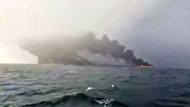 Serbatoio olio e nave da carico colliso e acceso al largo della costa dell'Inghilterra