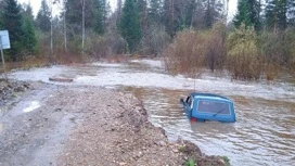 Размыло дорогу: в Челябинской области пенсионер чуть не утонул в автомобиле