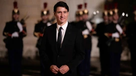 Lasciando il Canada, Trudeau prese la sedia con lui e mostrò la lingua