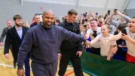 O pugilista lendário Roy Jones falou com jovens atletas de Mari El