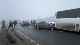 18 carros colidiram na estrada M-5 "Ural" perto da planta de gás perto de Orenburg