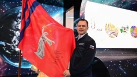 Космонавт-испытатель Дмитрий Петелин передал побывавший на МКС флаг Волгоградской области на ВДНХ