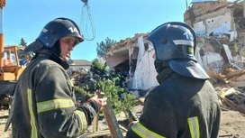 Под обломками дома в Токмаке на месте удара ВСУ найдены выжившие